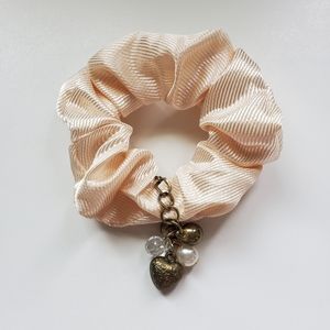 BNWOT beautiful elegant vintage style charm scrunchie
